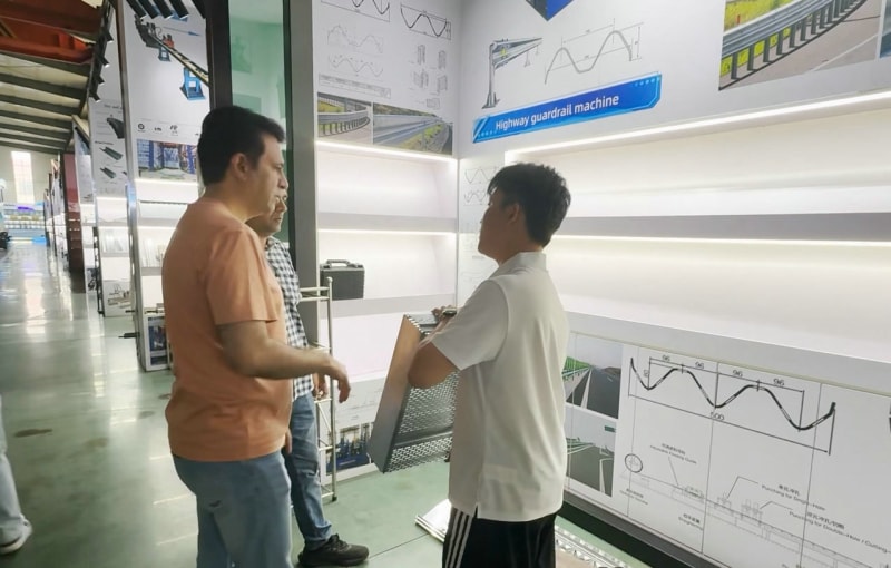 00 后外貿新兵亮眼！中拓業務員詳解聲屏障 / 橫剪線 以專業打動巴鐵開啟冷彎設備合作